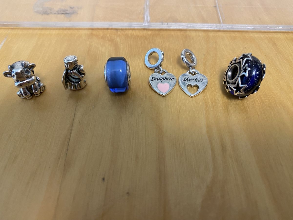 Pandora Pendentifs: Pandoraarmband mit 6 Anhänger – Neuf avec emballage d'origine à Zürich par Ethno1 3