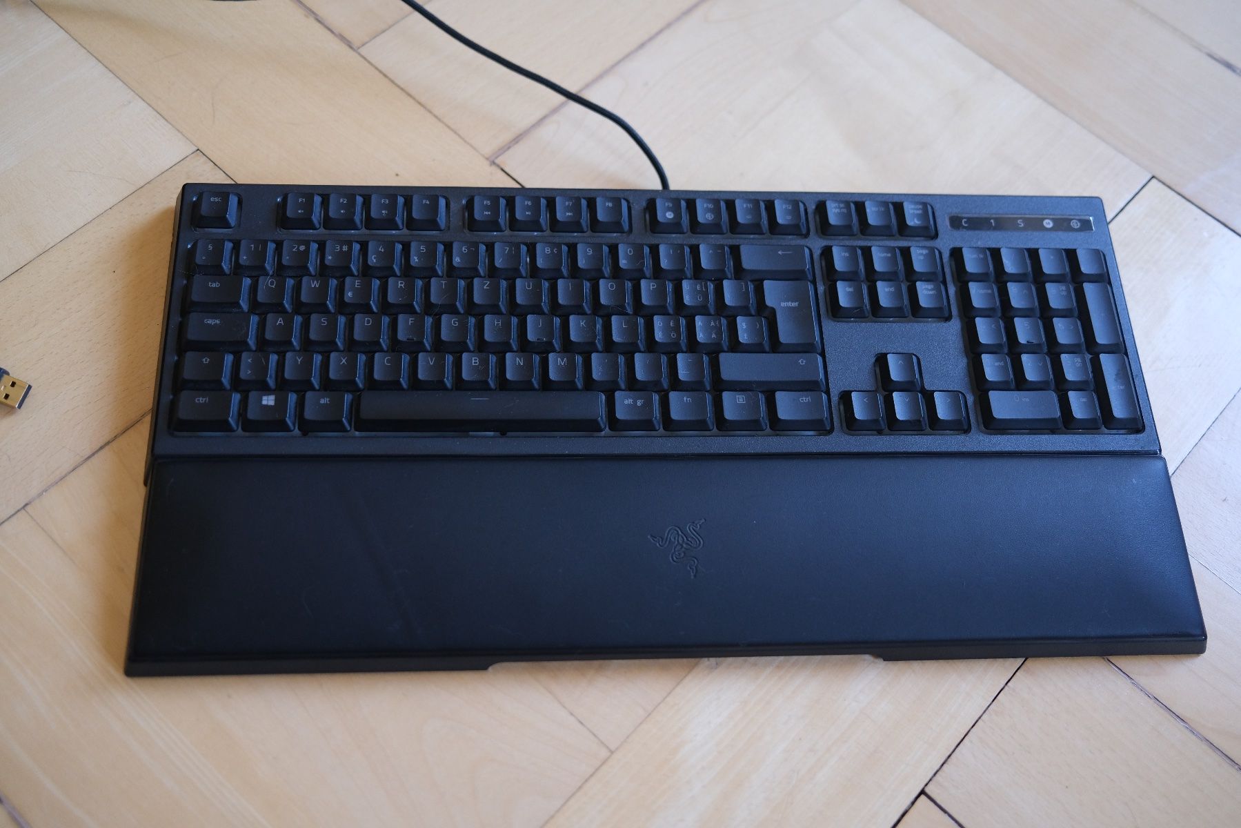 Razer Tastaturen: Clavier Razer avec repose-poignet – Gebraucht aus La Chaux-de-Fonds von Thoma_barben 1