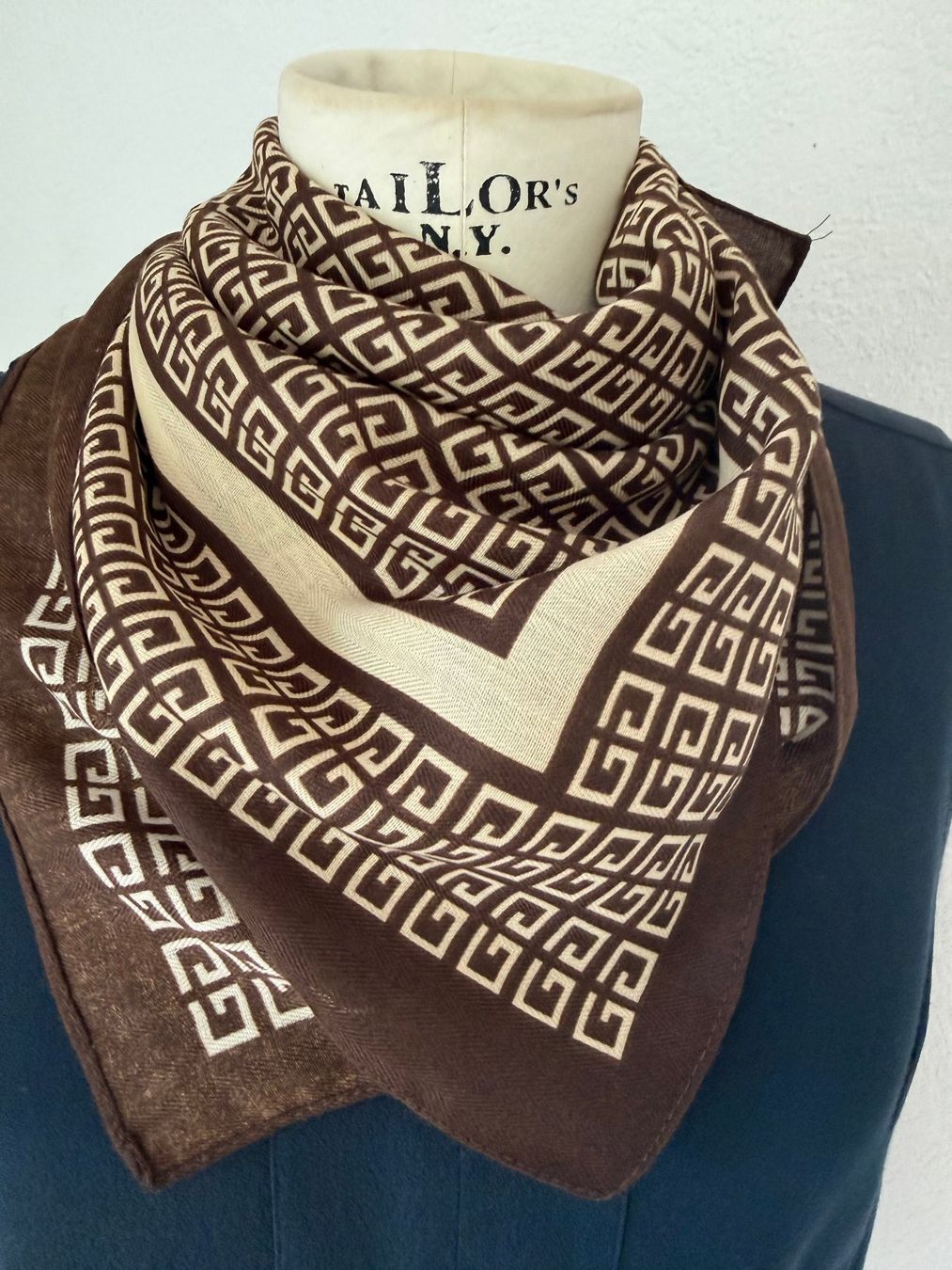 Foulards & écharpes: Neuware Schal 100 % Viskose 70 x 70 – Neuf avec emballage d'origine à Kirchdorf AG par coco123
