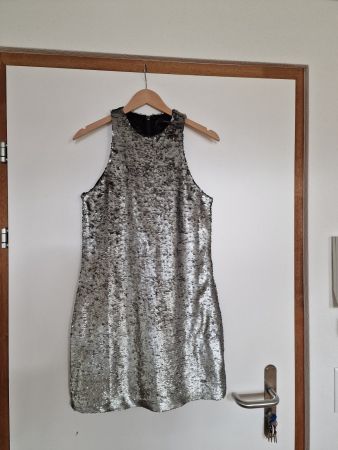 Silbriges Paillettenkleid