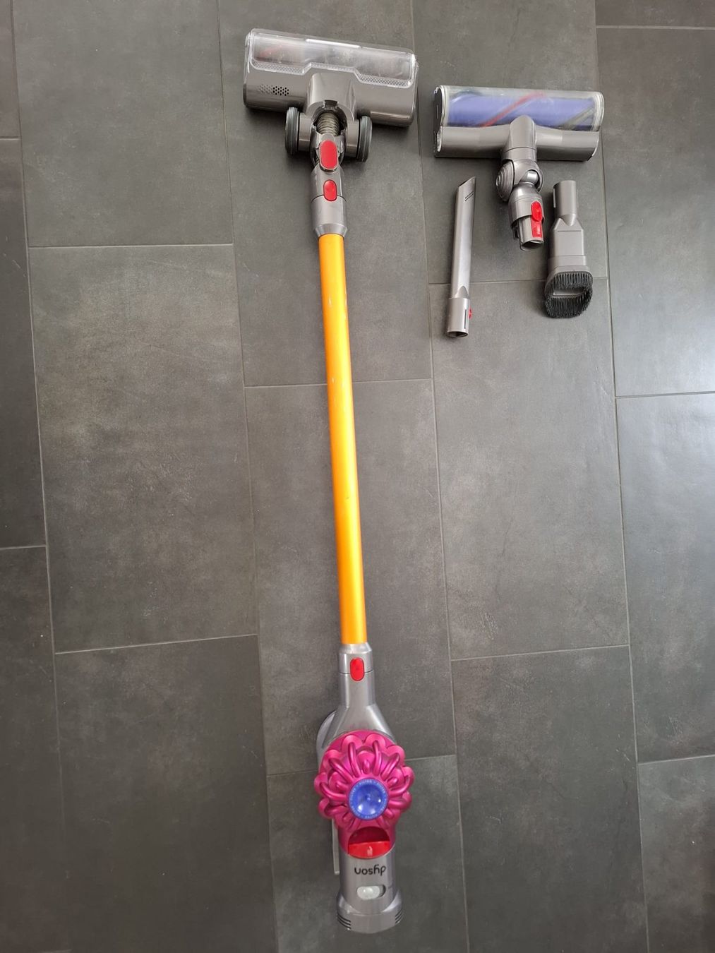 Dyson Staubsauger & Zubehör: Dyson V8 Akku Staubsauger – Gebraucht aus Sursee von Ventiduese