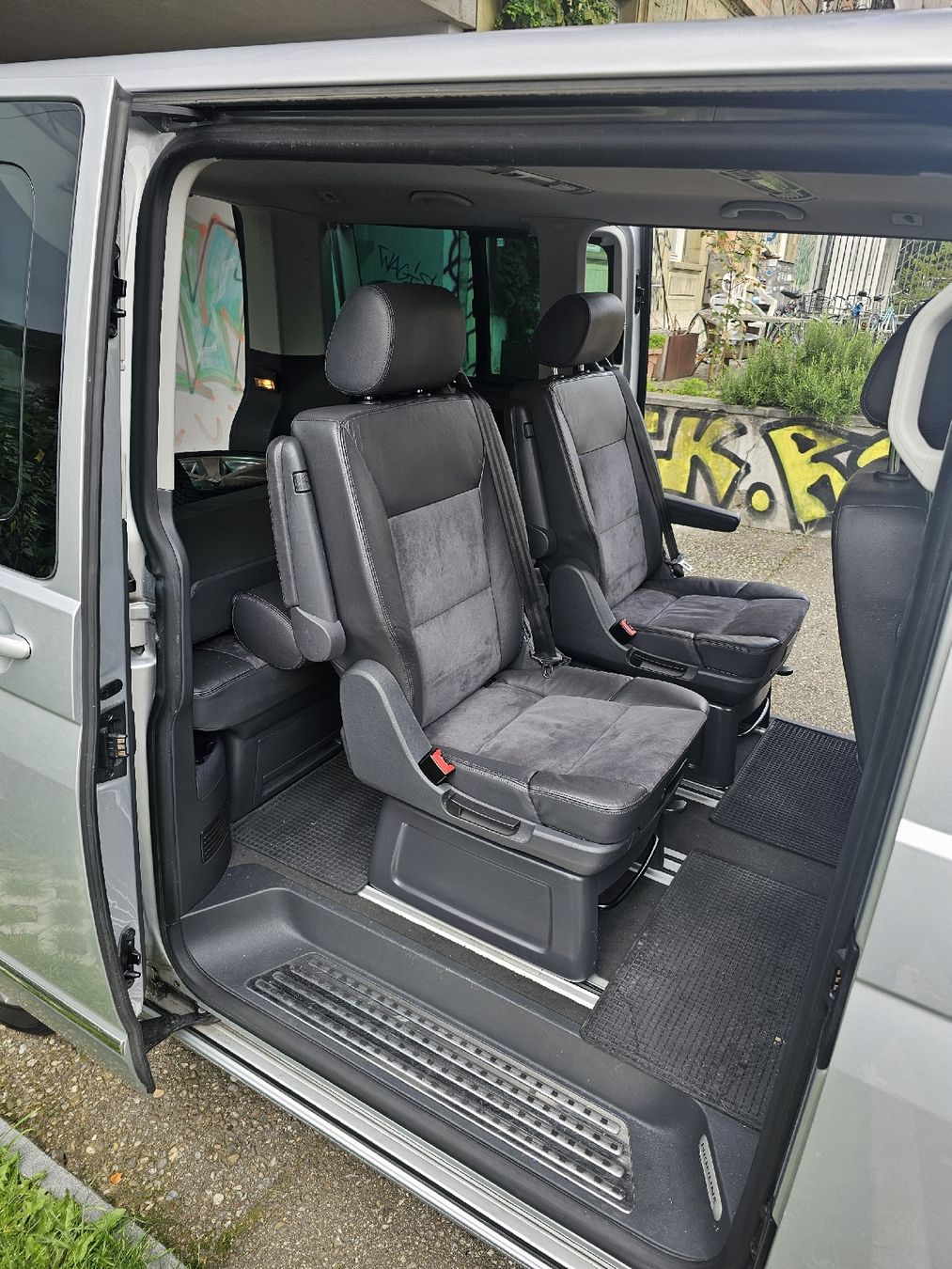VW Camping Fahrzeuge: VW Multivan T5 2.0 BiTDI Automat 4Motion Highline DSG 180ps – Gebraucht aus Basel von top.seller 5