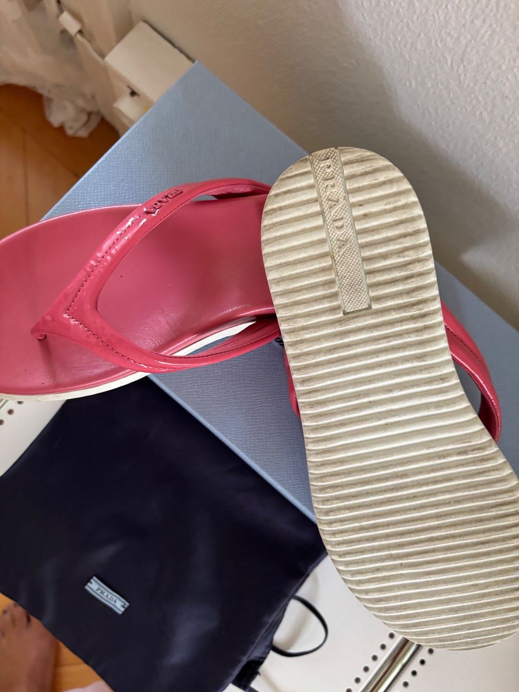 Prada Chaussures femmes: Prada Sandalen / Flipflops ,Gr.38.5, cool, Np:570.- – D'occasion à St.Gallen par shiwi12 5