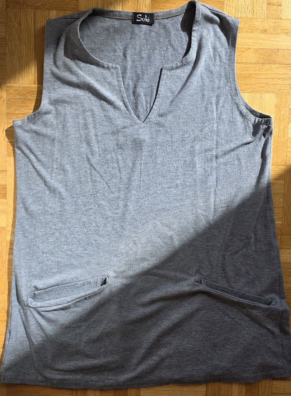 Top: Débardeur gris Suki taille L – Usato da Yverdon-les-Bains venduto da van_dq65 1