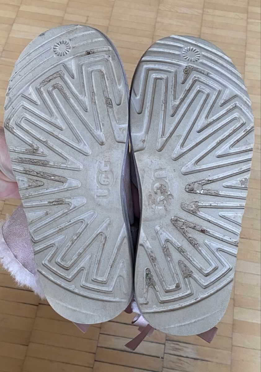 Ugg Chaussures filles: UGG Boots Rosa Gr 35 – D'occasion à Pfäffikon SZ par kohlie 4