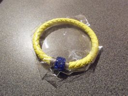 Armband gelb, blaue Steinchen