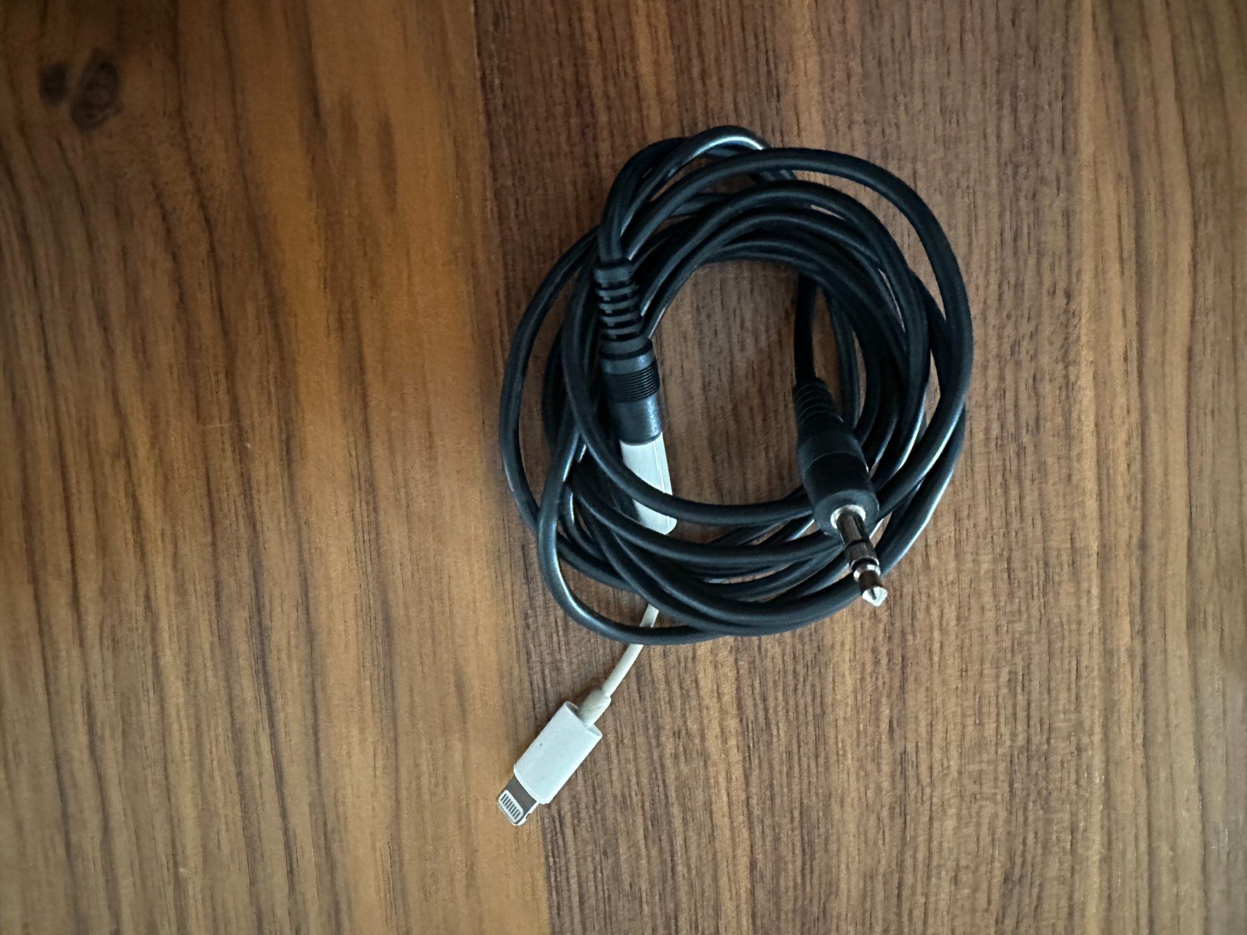 Kabel: AUX-Kabel mit Lightning-Adapter – Gebraucht aus Schlieren von LaPetite27 1