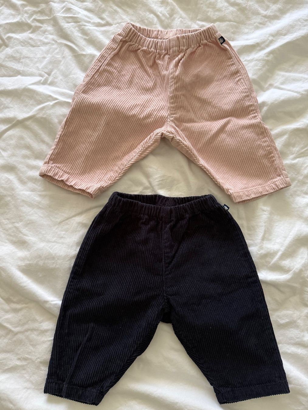 Petit Bateau Pantaloni: Petit Bateau, 2 pantalons, taille 6 mois – Usato da Pully venduto da KpatA
