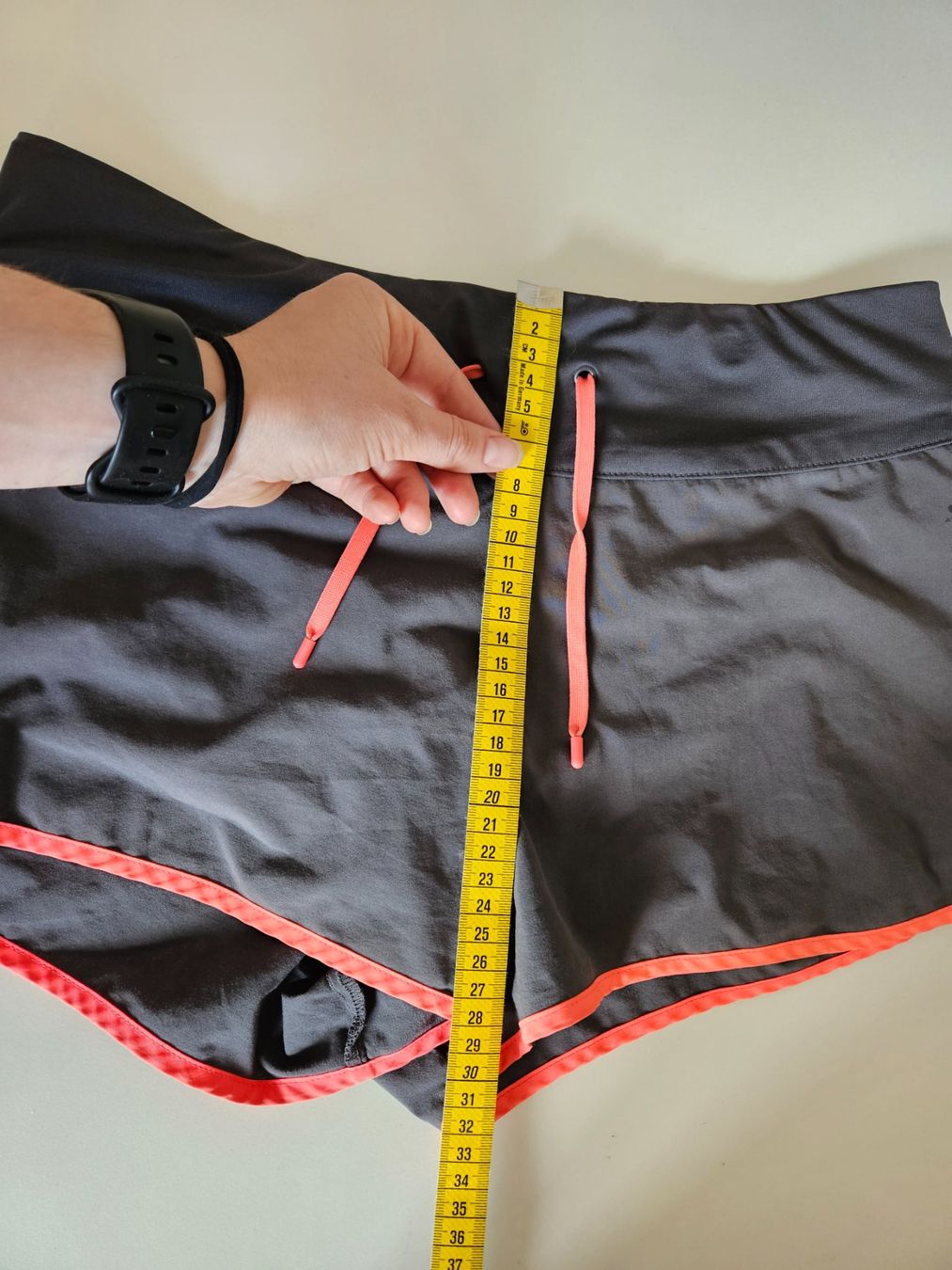 Pantaloni: Kurze Sporthose Gr.36 grau – Usato da Schaffhausen venduto da sabrina915 2