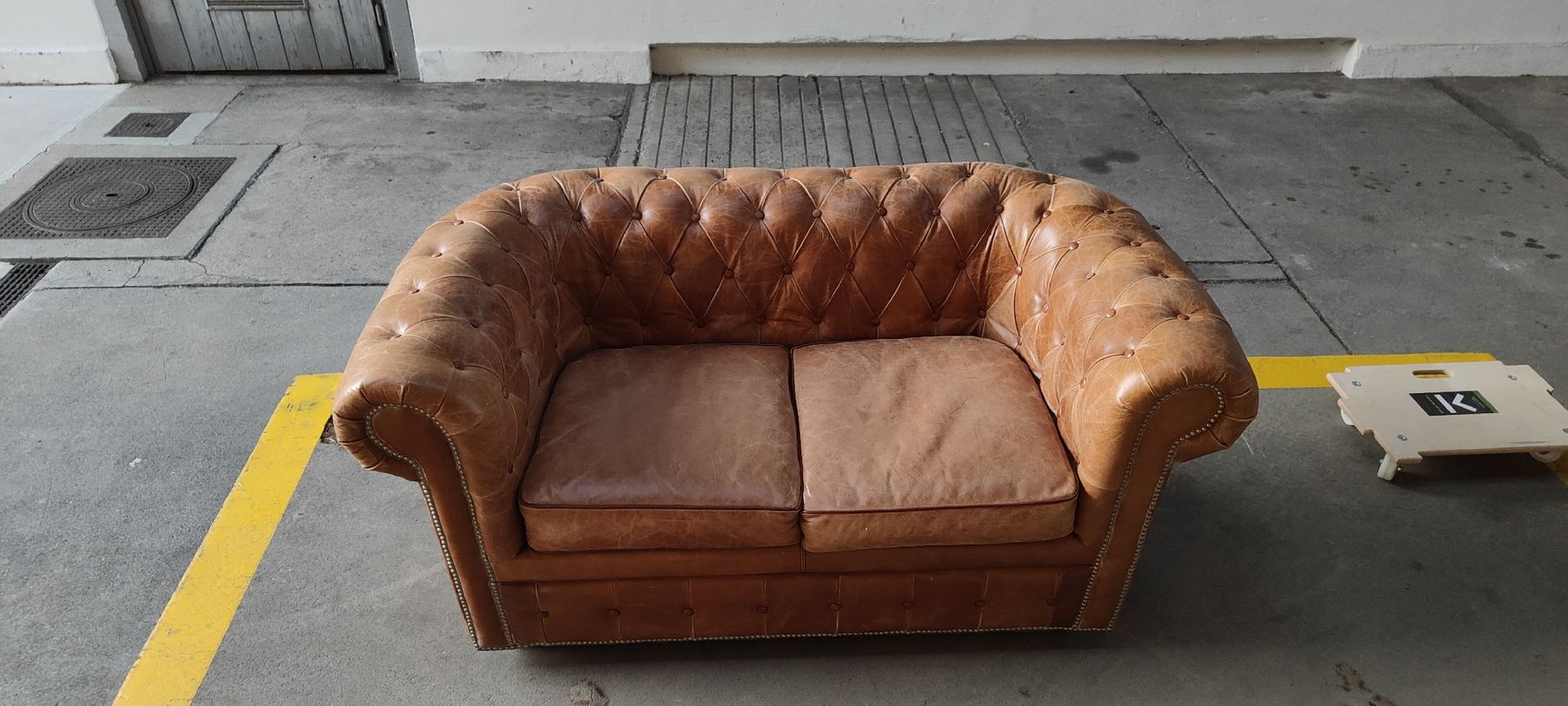 Divani: echt Leder Chesterfield 2er Sofa – Usato da Neuhausen am Rheinfall venduto da PunkyMo