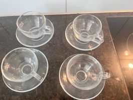 4 Tassen mit Untertassen aus Glas neuwertiger Zustand