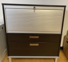 Aktenschrank mit abschliessbarer Rollade und 2 Schubladen