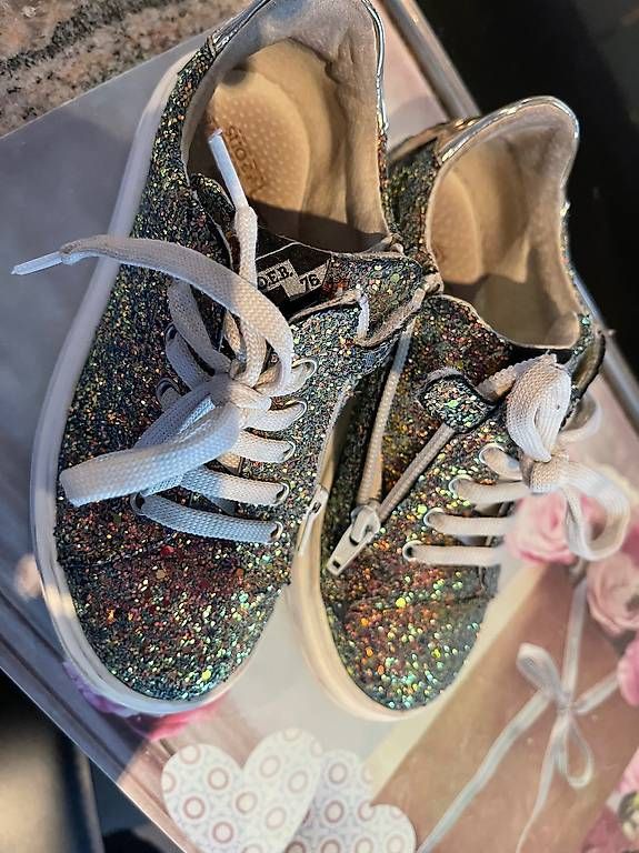 Schuhe für Mädchen: Scarpe per bambina no. 32 – Gebraucht aus Davesco-Soragno von lud_d9wn 1
