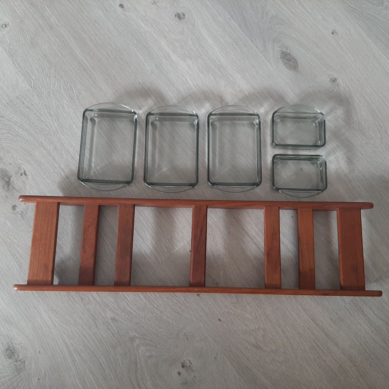 Holmegaard Servierplatten: Mid Century 60er Digsmed Teak Tablett Holmegaard Rauchglas – Gebraucht aus Erschwil von Karabella 7
