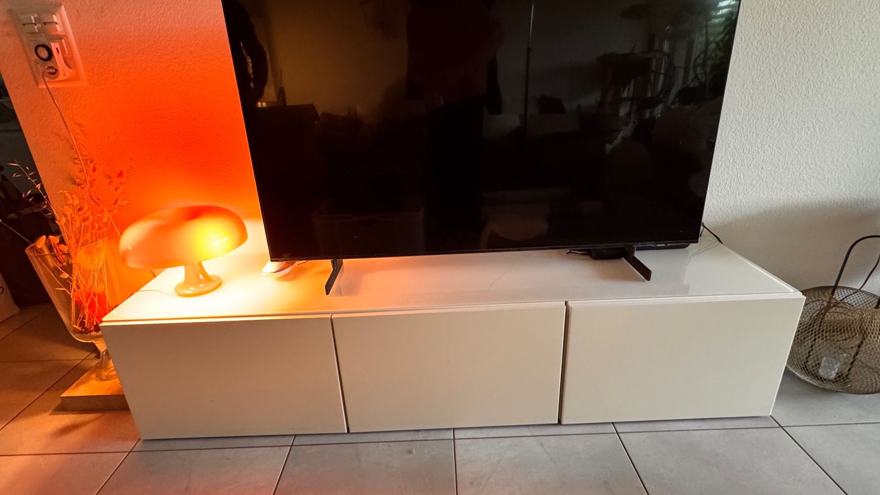 Ikea Mobili TV: IKEA Lowboard BESTA 180cm weiss mit Glasplatte – Usato da Baar venduto da 001loulou