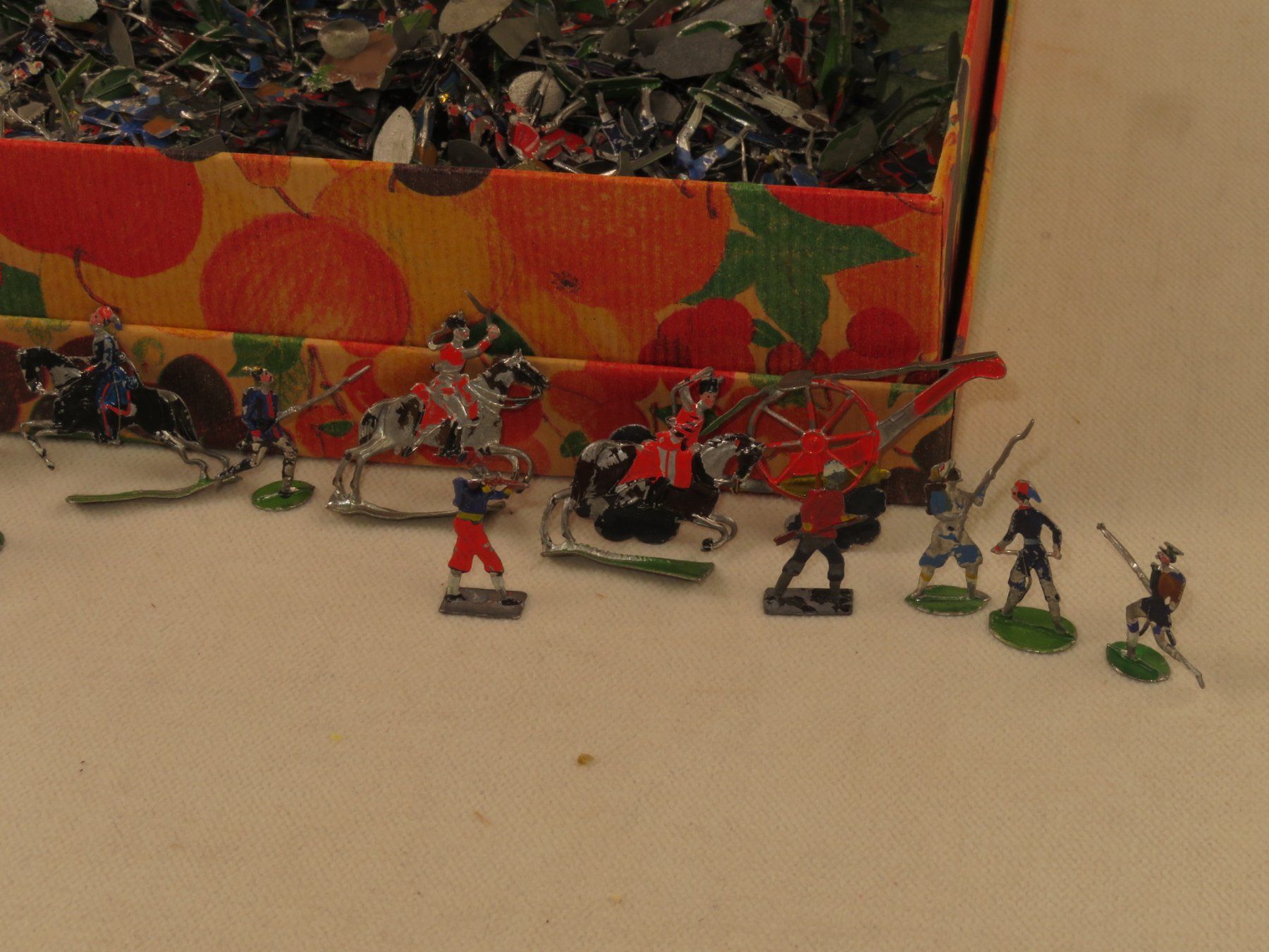 Spielzeuge: Grosses Zinnfiguren Set – Gebraucht aus Reinach BL von  4