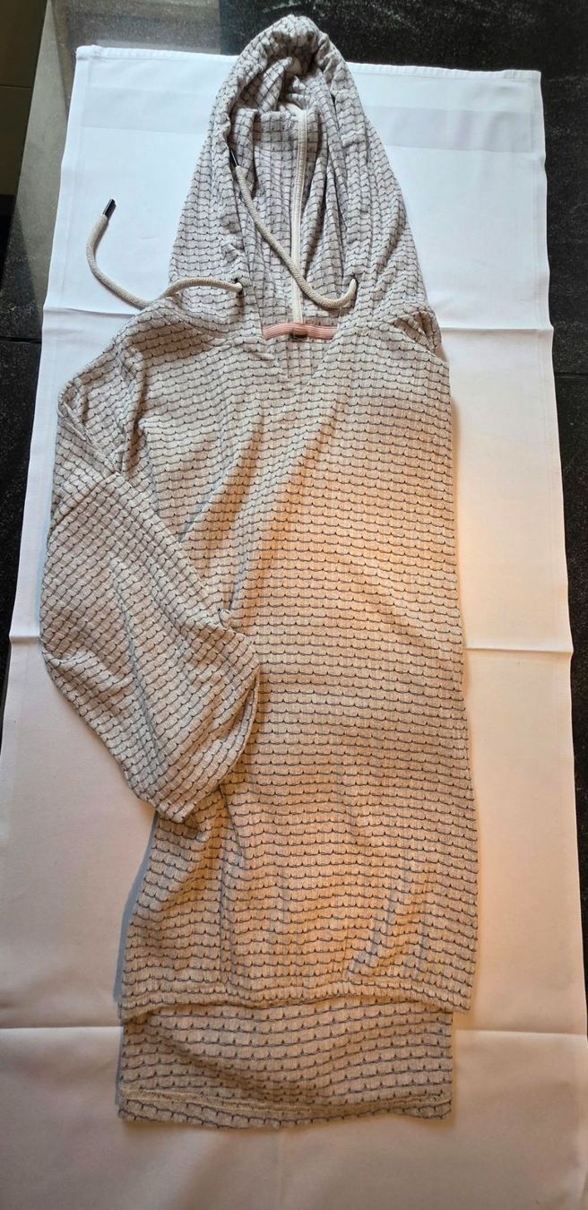 Lotti di vestiti: Kleiderpaket Pullover Kapuzenpullover Set 4-teilig gebraucht – Usato da Diegten venduto da November1971 2
