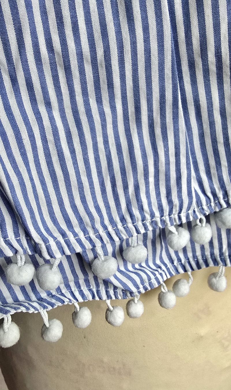 Top: Top épaules dénudées à rayures bleues et avec pompons – Usato da Genève venduto da Saleena 4