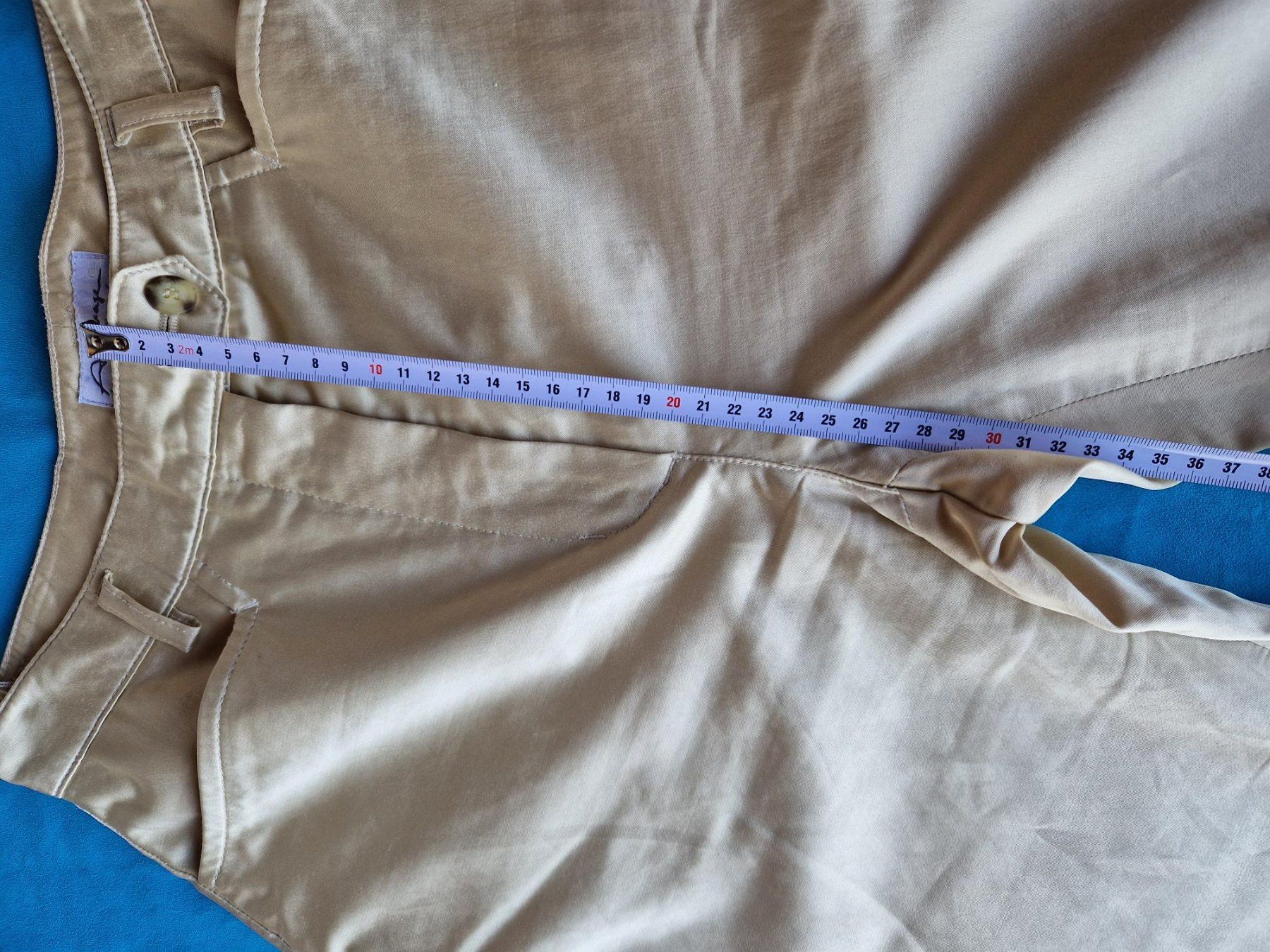 Pantaloni: Pantalon couleur or clair brillant. Taille 38. – Usato da Gryon venduto da dra_qxh2 5