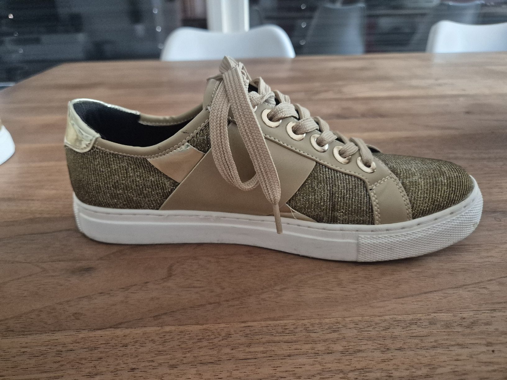 Armani Damenschuhe: Armani Jeans Damen Sneaker gold Grösse 38  – Gebraucht aus Näfels von Chanel.05 2