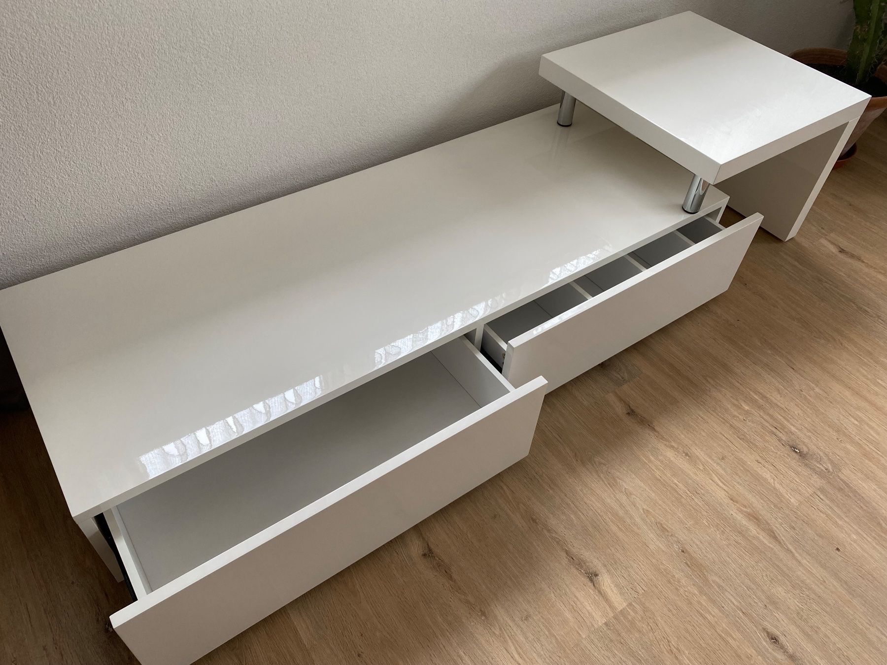 Mobili TV: Sideboard 2 Teile Hochglanz weiss mit 2 Schubladen – Usato da Appenzell Meistersrüte venduto da zongabolla 5