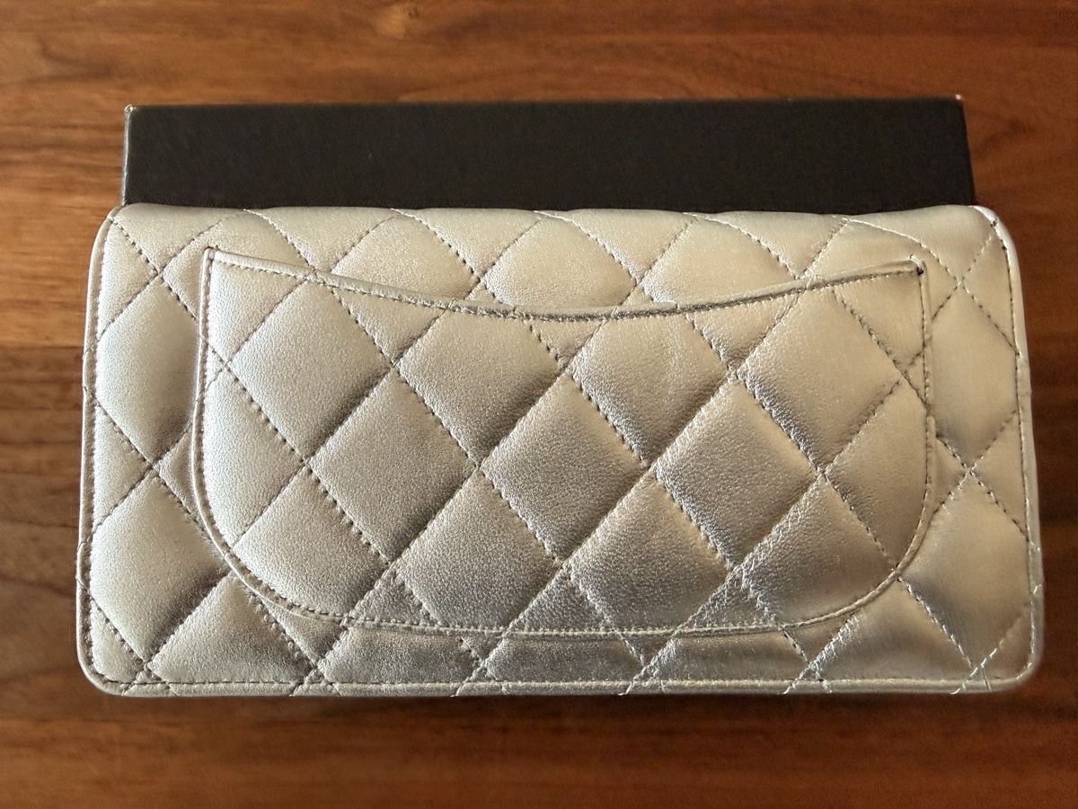 Chanel Portemonnaies: Original Chanel Long Wallet – D'occasion à Zürich par Mariposa2004 2