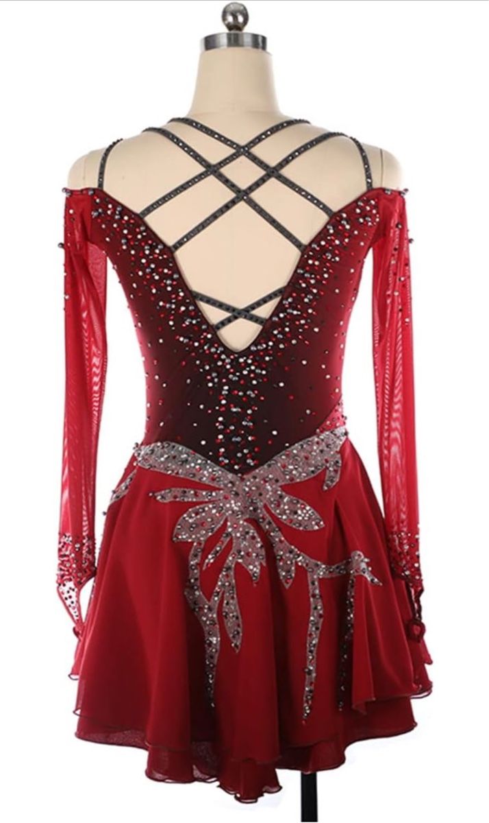 Robes: Rotes Eiskunstlaufkleid, Grösse M, Nie Gebraucht – Neuf avec emballage d'origine à Rheinfelden par lan_dzr7 1