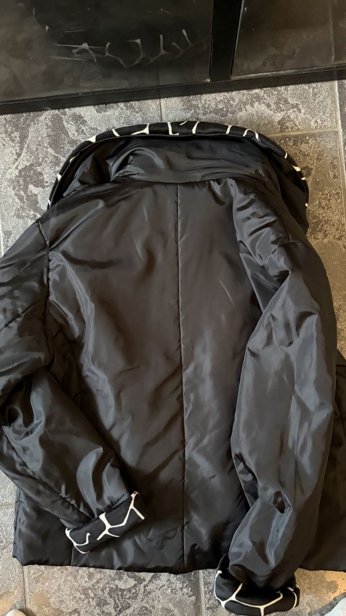Giacche: Schwarze Winterjacke mit speziellem Muster, Gr. 40 – Nuovo (secondo la descrizione) da Studen BE venduto da eli11303 3