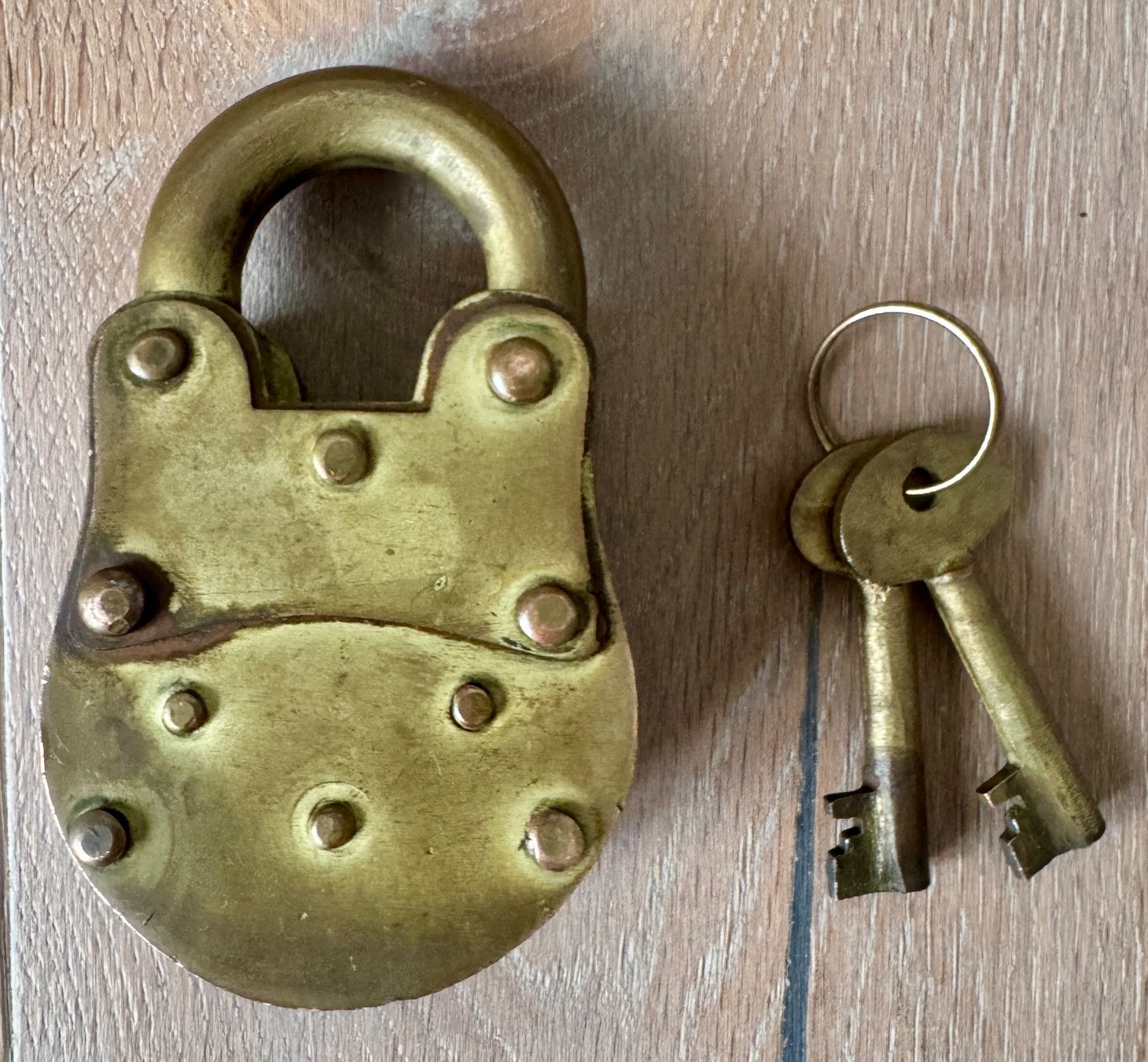 Schlösser: Antikes Vorhängeschloss mit Schlüssel Nadeemlock Slevers – Gebraucht aus Rothrist von Luckywinner 4