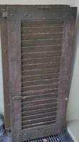 2 alte Fensterläden Holz braun mit Beschlägen