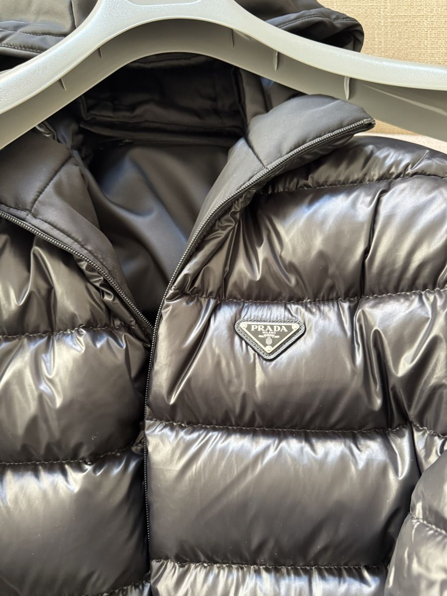 Prada Giacche: Prada Wendbare Jacke aus Re-Nylon Größe M – Usato da Altendorf venduto da FF_26 2