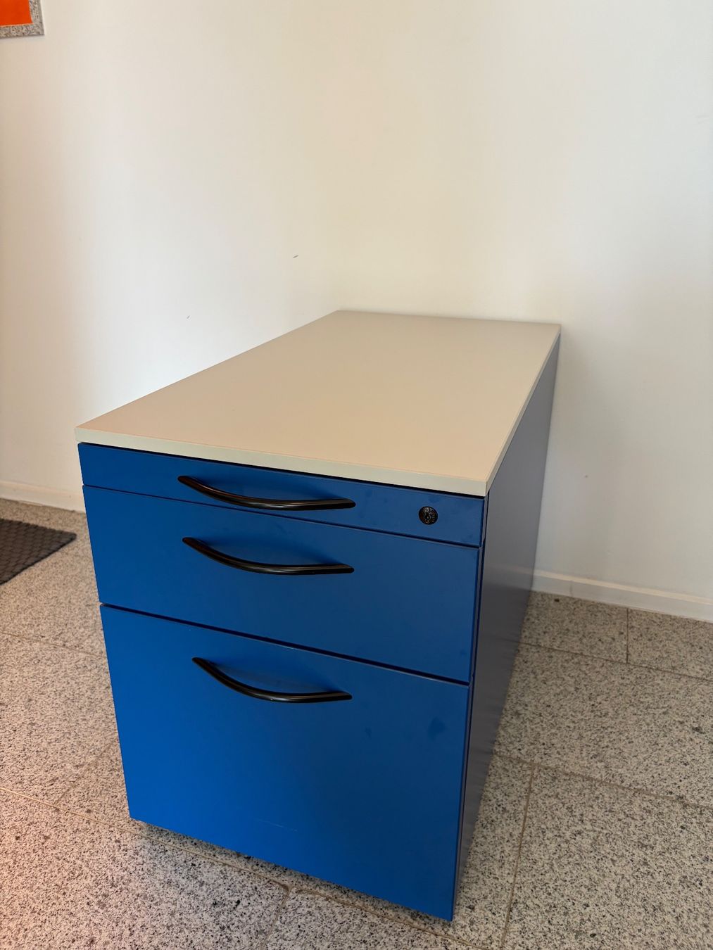 Banconi: Schreibtisch Roll-Container / Rollkorpus blau – Usato da Jona venduto da Matse7