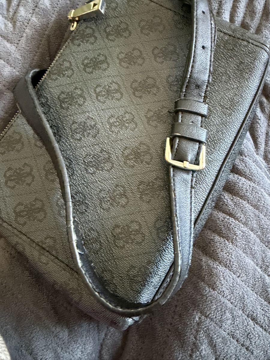 Taschen für Damen: Guess shoulder bag black monogram pattern used condition – Gebraucht aus Sierre von jus_ql98 4