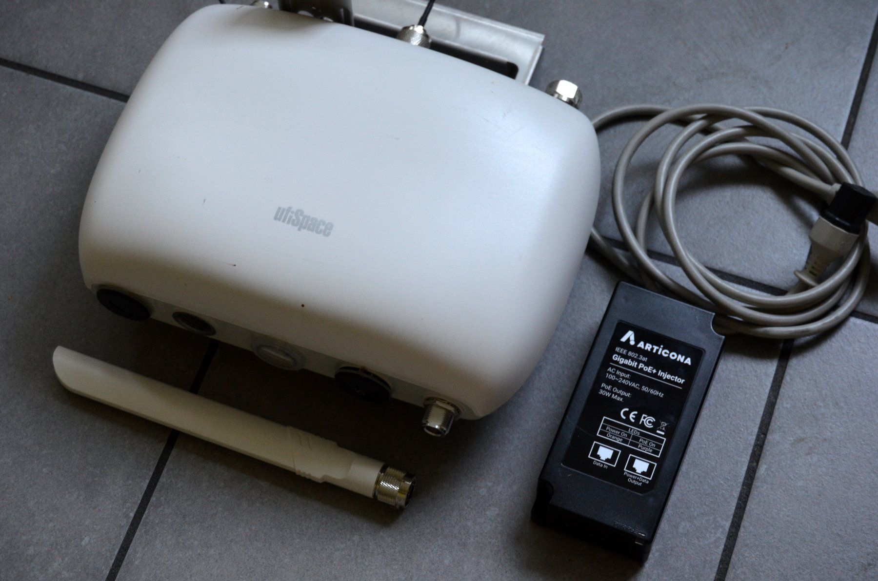 Modem & Router: UfiSpace GML810E-868U Outdoor LoRa Gateway – Usato da Collonges venduto da arashee 1