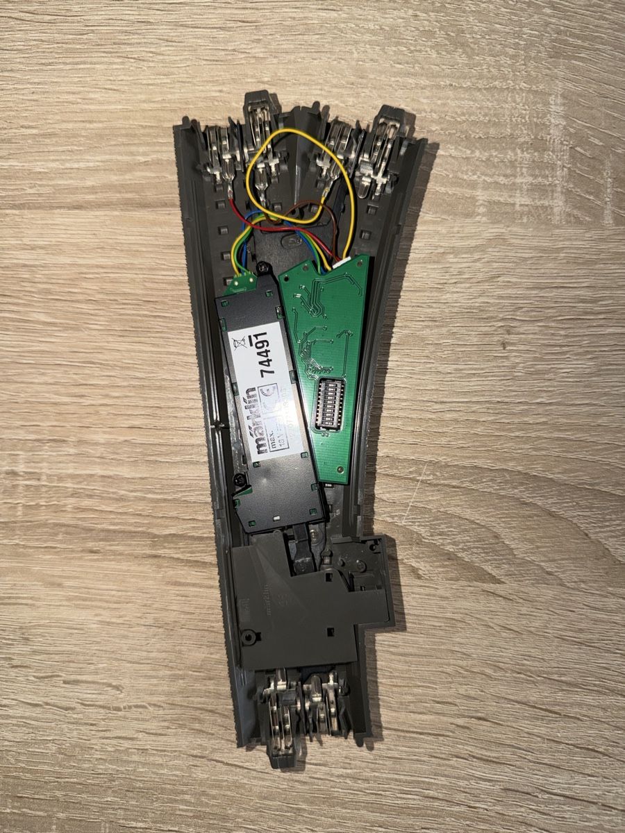 Märklin Modelleisenbahnen: Märklin C-Gleis Weiche links u.Elektroantrieb u.Decoder – Gebraucht aus Stein AG von patrick_1967 1