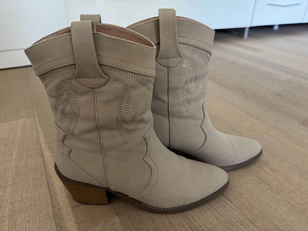 Scarpe da donna: Stiefel Beige Grösse 38 Neuwertig – Usato da Zürich venduto da sta_hr9h