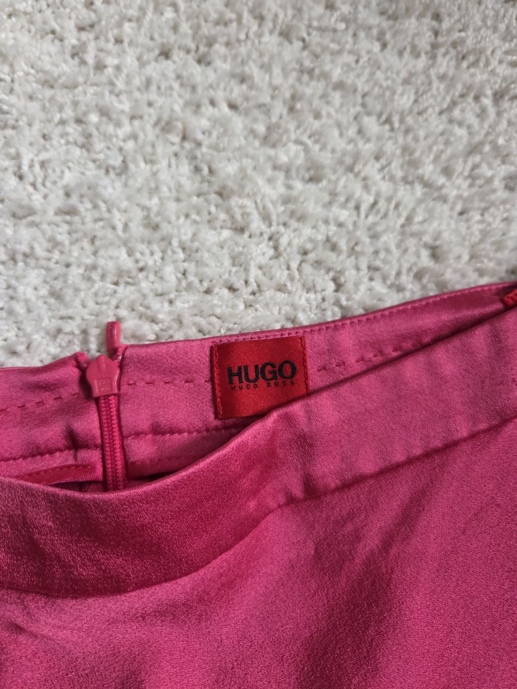 Hugo Boss Röcke: Pinker Hugo Boss Rock Satin Style – Gebraucht aus Rüfenacht BE von Biancaro 1