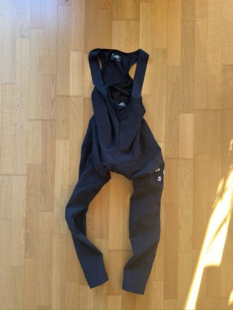 Pas Normal Studios Mechanism Deep Winter Long Bib, Schwarz