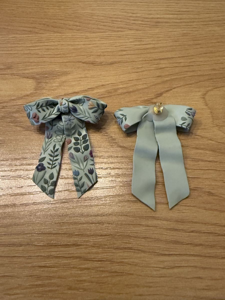 Orecchini pendenti & Orecchini a lobo: Schleifen Ohrringe mit Blumenmuster – Usato da Brüttisellen venduto da J.M03 1