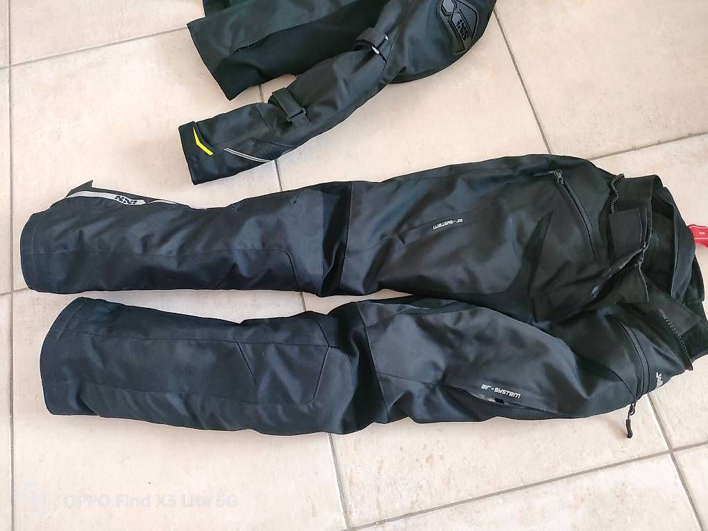Lotti di vestiti: Motorradbeckleidungen – Usato da Emmenbrücke venduto da Martinez015 3