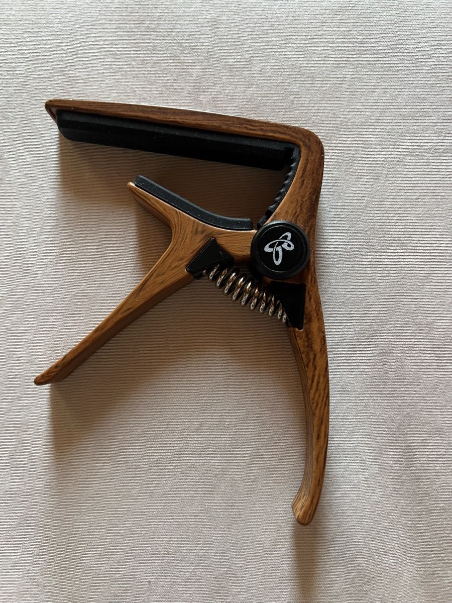 Instruments de musique: Gitarrenkapodaster Holzoptik neu – Neuf (Voir description) à Gelterkinden par stuu86