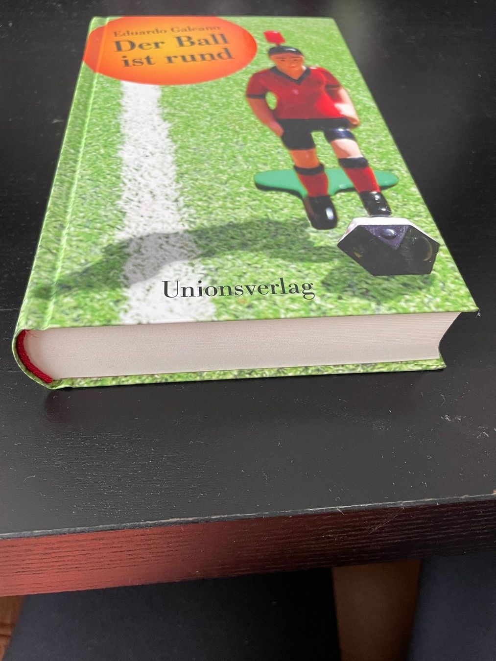 Libri: Der Ball ist rund - Eduardo Galeano – Usato da Hombrechtikon venduto da Uptowns 1