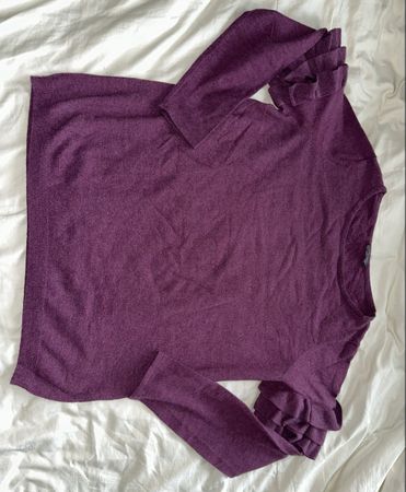 Dunkelvioletter Pullover mit Rüschen - Grösse M