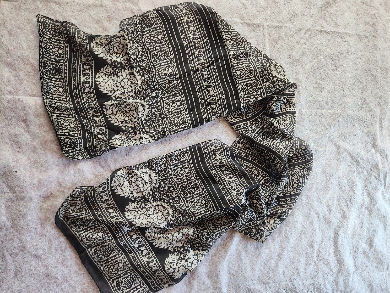 Foulard & Sciarpe: Foulard imprimé 100% soie  – Usato da Niedergösgen venduto da Eva2410 1