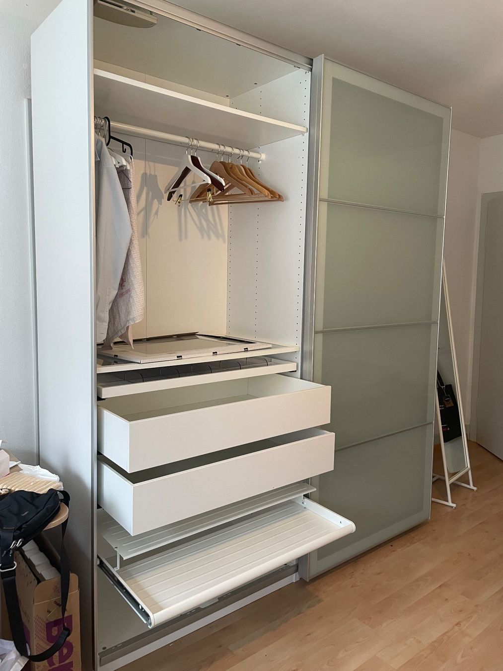 IKEA PAX / MEHAMN Kleiderschrank mit Schiebetüren, weiß (Gebraucht) in Zürich für CHF 99 – nur Abholung auf Ricardo kaufen