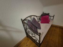 Gemütliches schmideisen verziertertes Sofa mit Kissen
