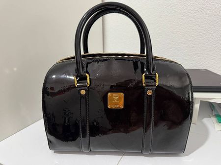 MCM Handtasche Boston Bag Schwarz Lackleder Gold