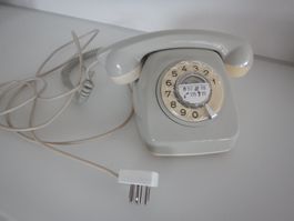 altes Telefon mit Wählscheibe grau Kunststoff 70er Jahre