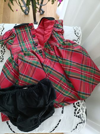 Kleidchen für ein Baby von 3 bis 6 Monate