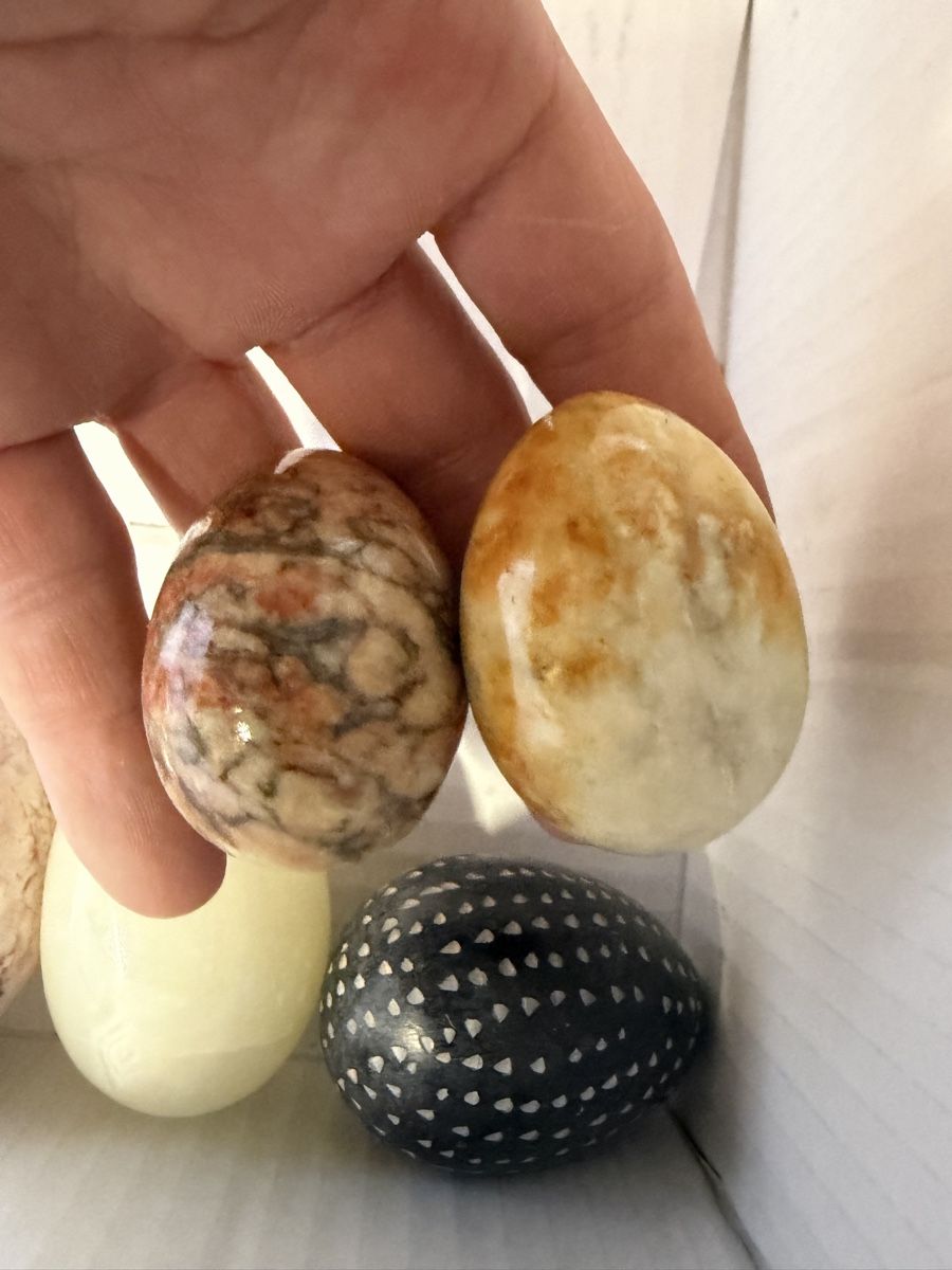 Tutte le decorazioni: 8 Dekoeier aus Stein verschiedene Farben  – Usato da Lyss venduto da nekoreh 2